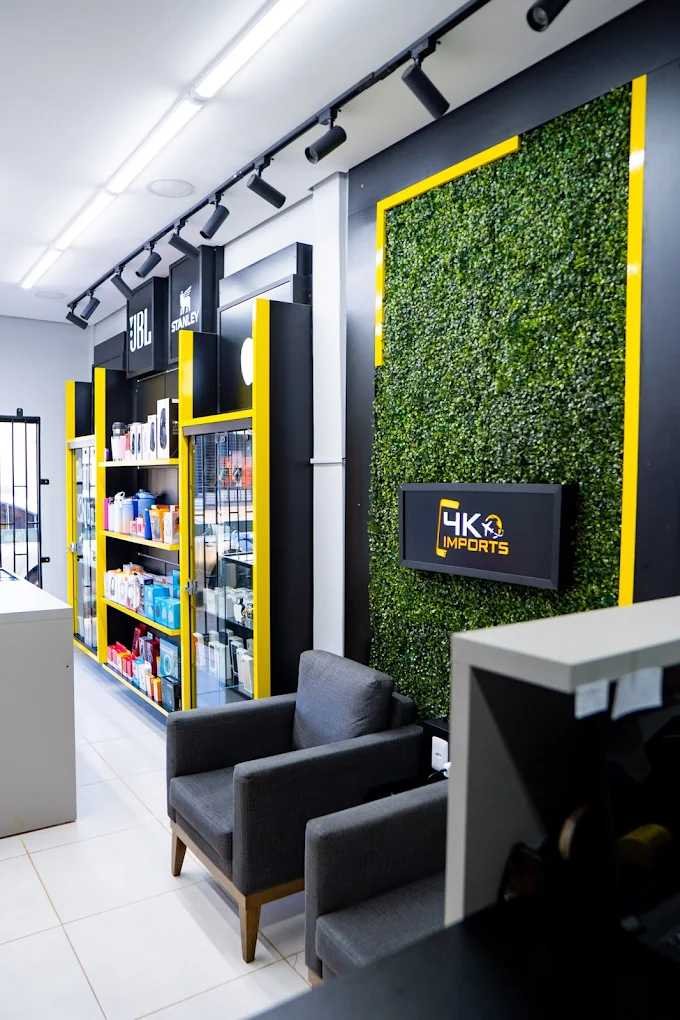 Interior da loja 4K Imports — ambiente moderno com estantes de produtos e área de atendimento