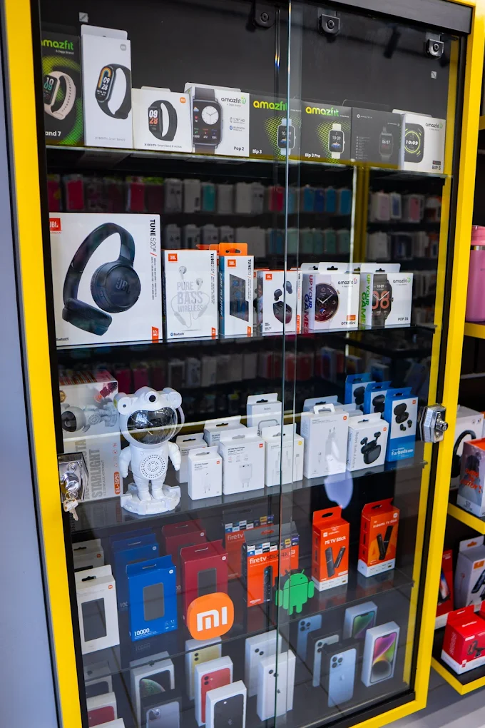 Vitrine com Amazfit, JBL, Xiaomi e outros produtos