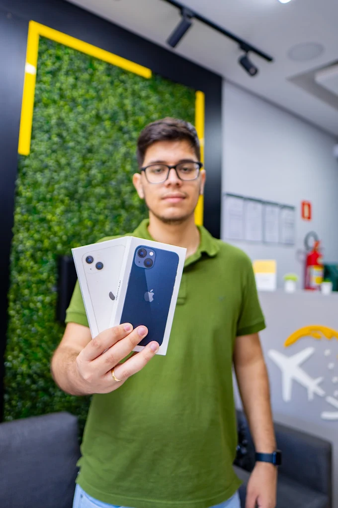 Equipe 4K Imports segurando iPhones originais