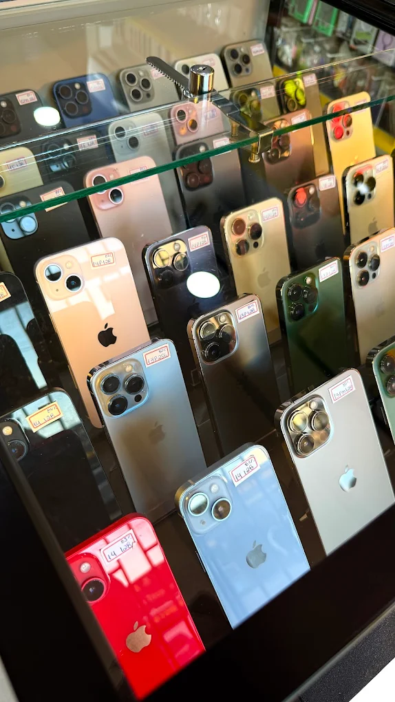 Vitrine com dezenas de modelos de iPhone disponíveis